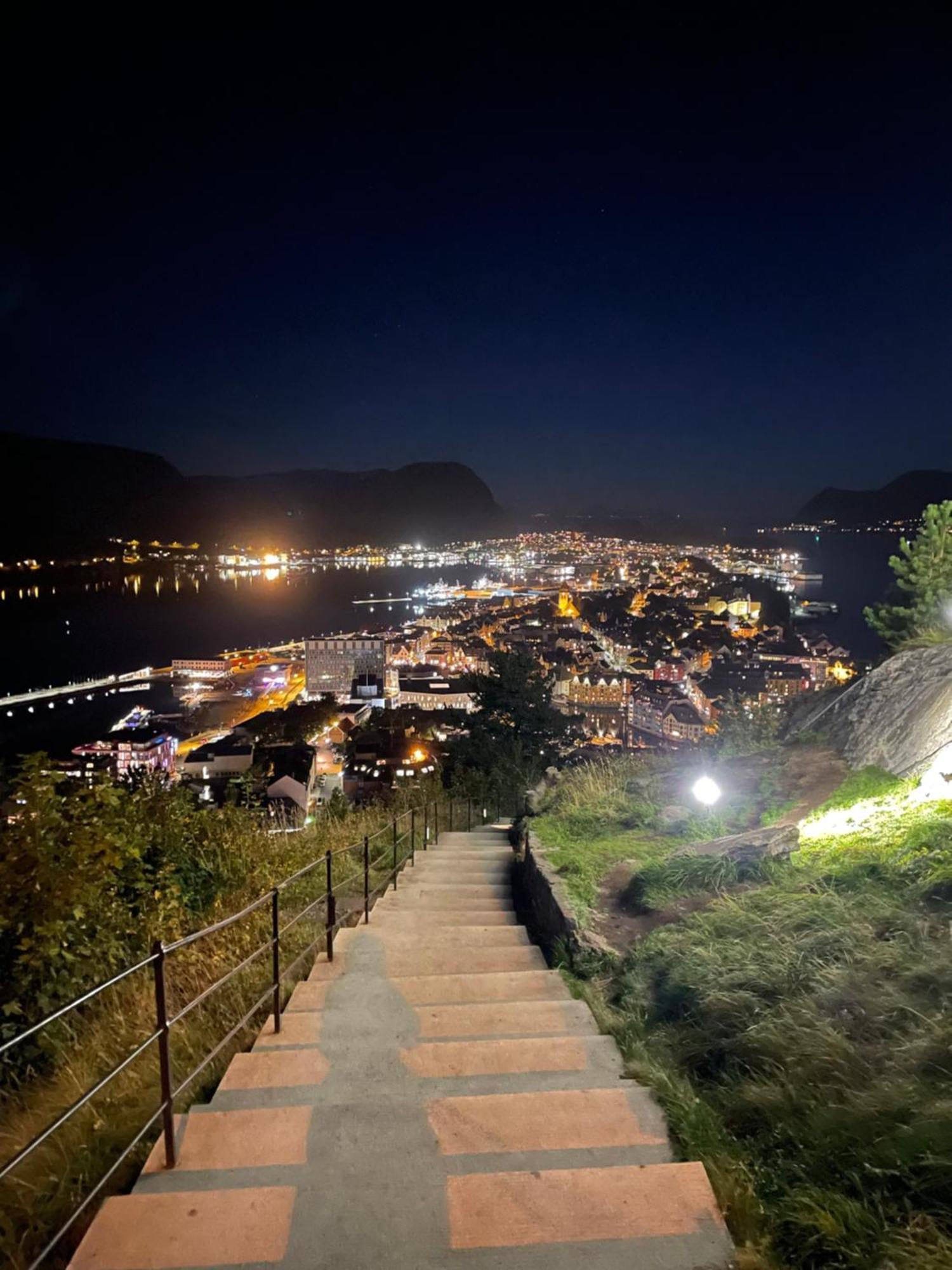 Koselig Leilighet I Sentrum Ålesund Esterno foto
